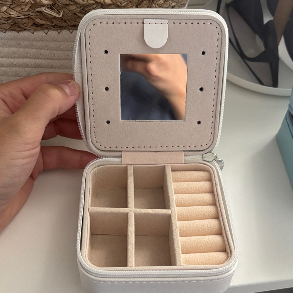 Compact White Jewelry Organizer